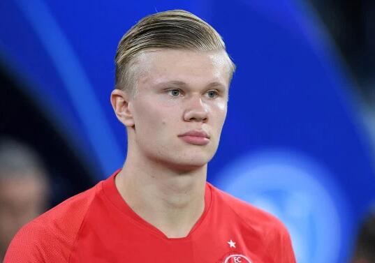 Zeka 是一个纯粹的外行。 Zeus 的标志性英雄 Shen 是纯粹的。 Hanwha Life Esports 4 vs 5 团队消灭了对手，赢得了第一场比赛。