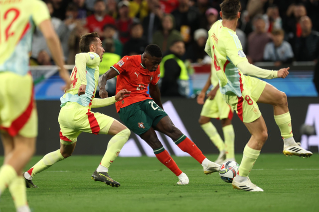 德玛西亚杯四分之一决赛对阵： EDward Gaming vs Weibo Gaming , Anyone's Legend vs Bilibili Gaming , ThunderTalk Gaming vs LNG Esports , 