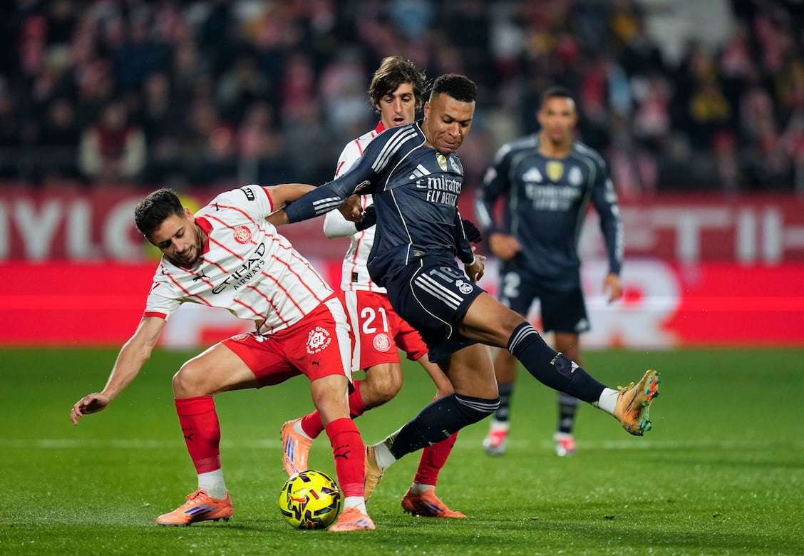 LPL官方海报：战歌奏响 征途在即 四支LPL代表队无畏逐星辰！